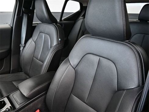 Used 2024 Volvo XC40 B5 Plus image 17
