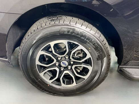 Used 2024 Ford Expedition XLT image 13