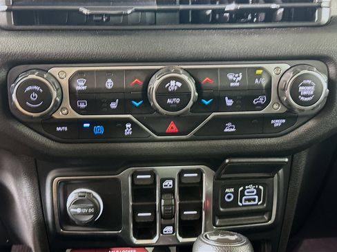 Used 2024 Jeep Wrangler Willys image 23