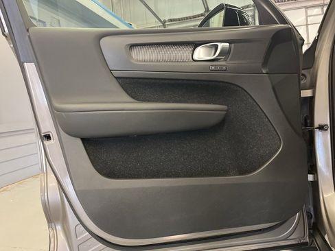 Used 2022 Volvo XC40 T5 R-Design w/ Advanced Package image 9