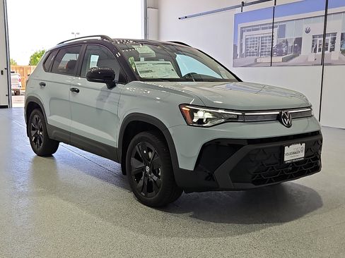 New 2026 Volkswagen Taos SE FWD image 4