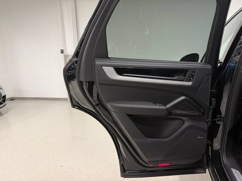 Certified 2025 Porsche Cayenne E-Hybrid w/ Premium Package Plus AWD/4WD image 42