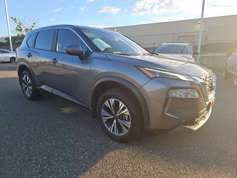 Used 2023 Nissan Rogue SV image 3