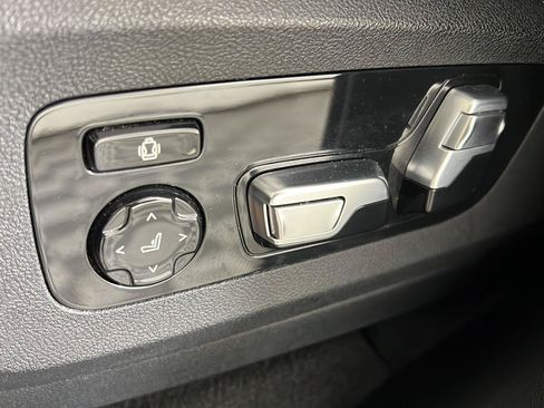 Used 2024 BMW X7 xDrive40i w/ Premium Package AWD/4WD image 3