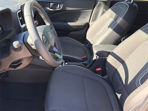 Certified 2025 Hyundai Venue Limited image 18