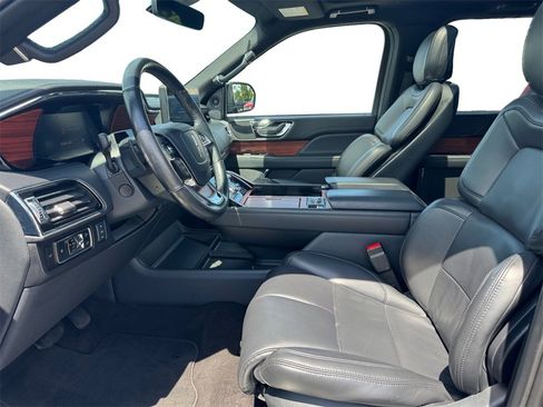 Used 2024 Lincoln Navigator Premiere image 9