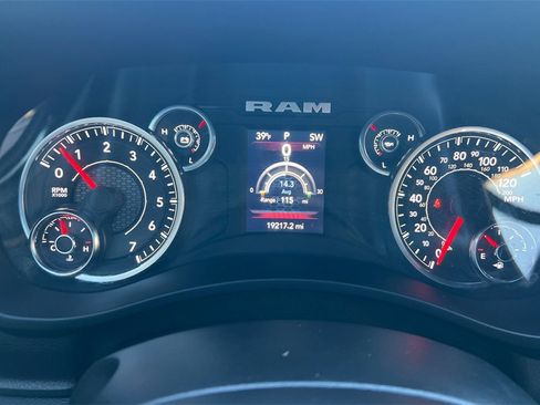 Used 2024 RAM 2500 Tradesman w/ Chrome Appearance Group image 25