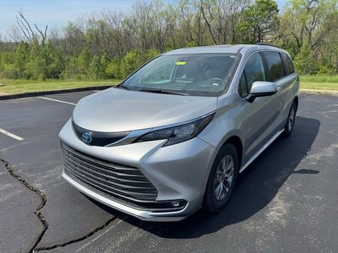 Used 2025 Toyota Sienna XLE image 7