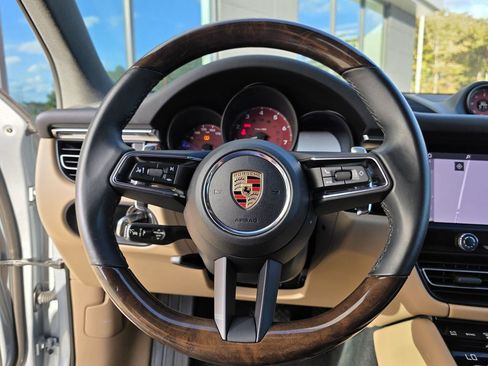 Used 2025 Porsche Macan image 31
