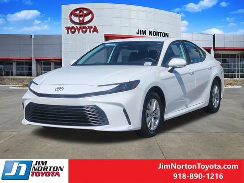 Used 2025 Toyota Camry LE FWD image 3