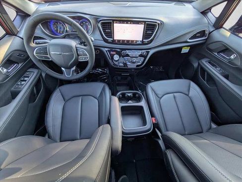 New 2026 Chrysler Pacifica Select image 3