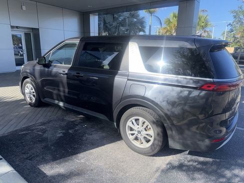Used 2023 Kia Carnival LX FWD image 4