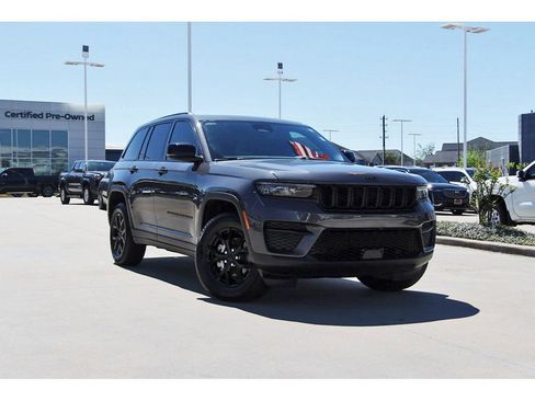 Used 2025 Jeep Grand Cherokee Altitude image 1