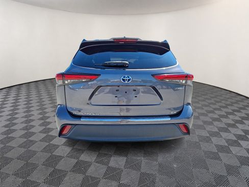 Used 2020 Toyota Highlander XLE AWD/4WD image 5