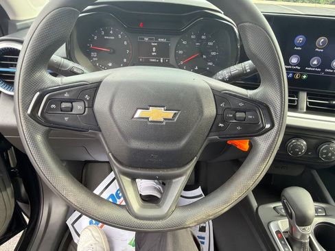 Used 2024 Chevrolet Trax LS w/ LS Convenience Package FWD image 13