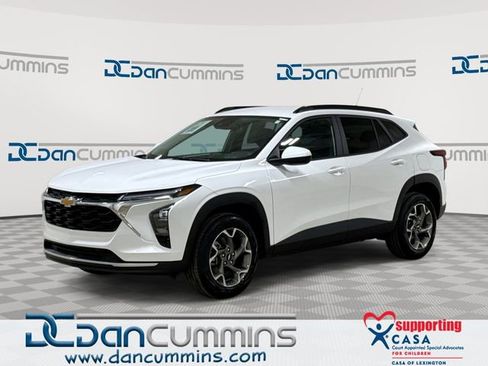 Used 2025 Chevrolet Trax LT w/ LT Convenience Package FWD image 1