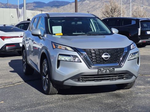 Used 2023 Nissan Rogue SV image 4