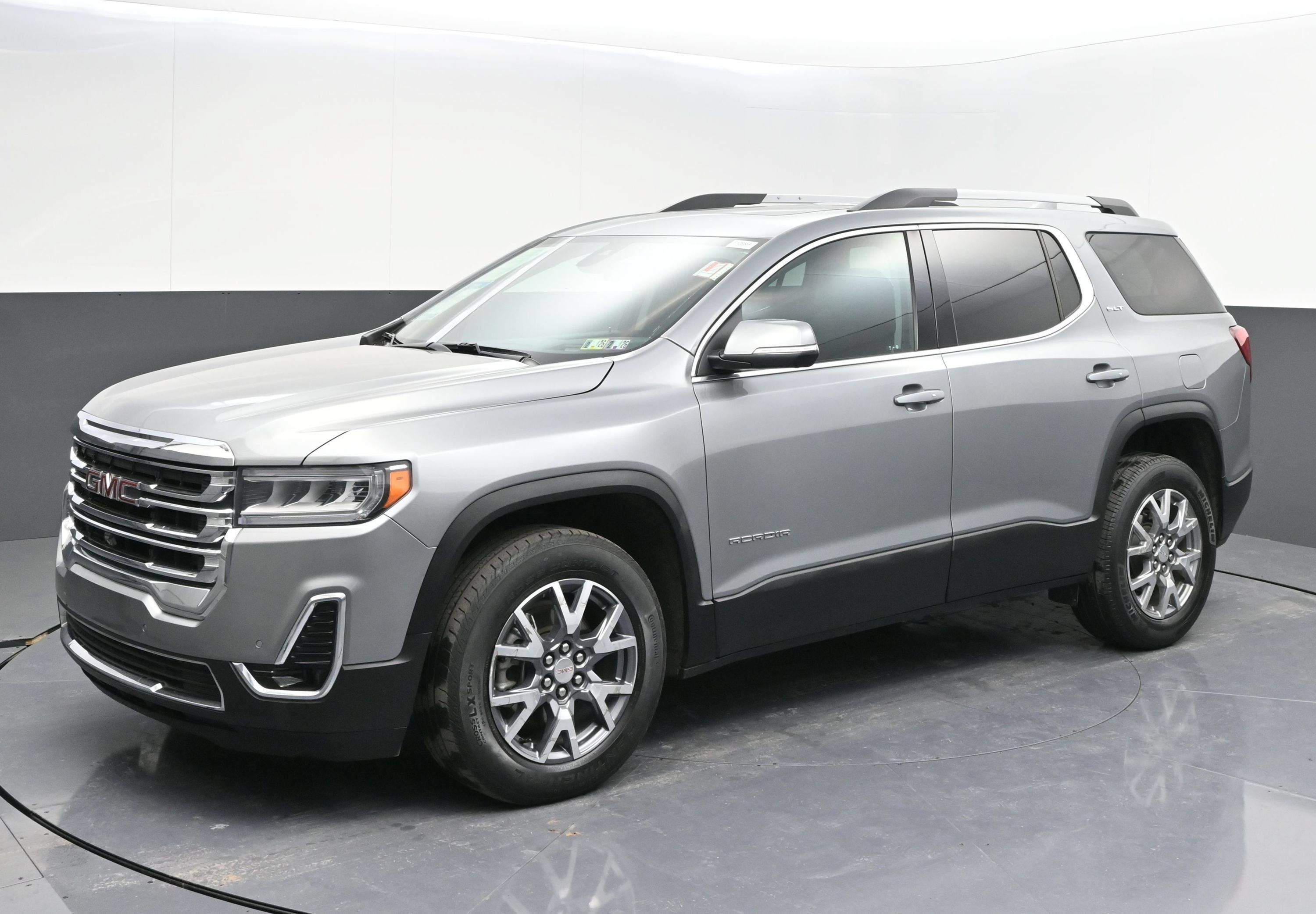 Certified 2023 GMC Acadia SLT w/ Technology Package AWD/4WD image 3