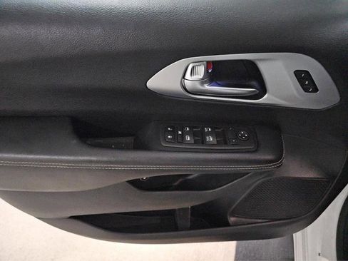 Used 2022 Chrysler Pacifica Touring-L w/ S Appearance Package FWD image 11