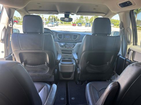 Used 2019 Chrysler Pacifica Touring-L image 25