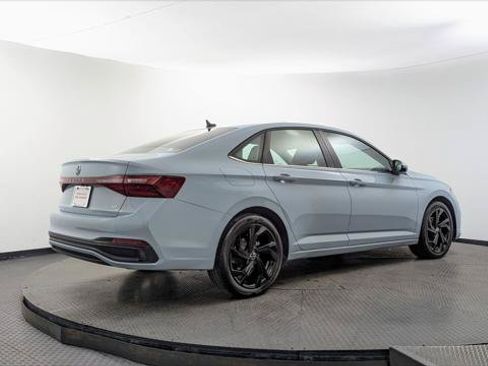 Used 2025 Volkswagen Jetta SE w/ Sunroof Package FWD image 7