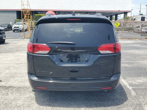 Used 2019 Chrysler Pacifica Touring-L w/ Premium Audio Group FWD image 5