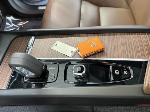 Used 2022 Volvo XC60 T8 Inscription Expression image 16