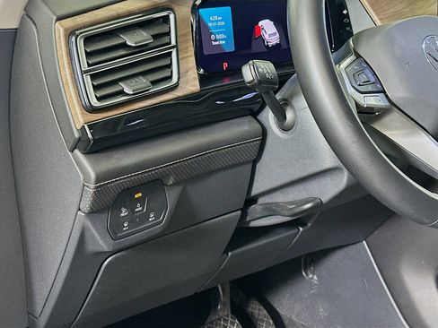 Used 2025 Volkswagen Atlas SE AWD/4WD image 17