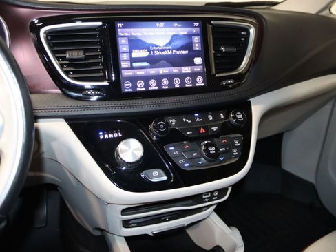 Used 2019 Chrysler Pacifica Limited w/ Tire & Wheel Group FWD image 42