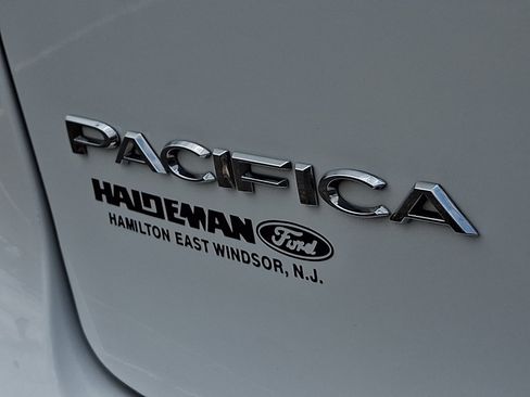 Used 2023 Chrysler Pacifica Touring-L FWD image 29