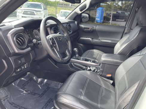 Used 2022 Toyota Tacoma TRD Off-Road w/ Technology Package AWD/4WD image 11
