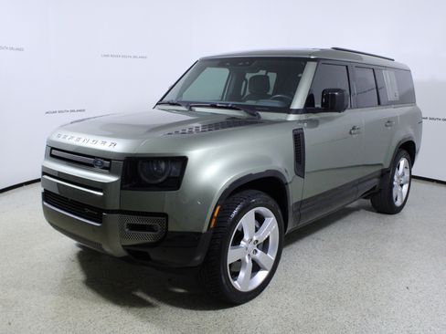 Used 2023 Land Rover Defender 130 X-Dynamic SE image 4