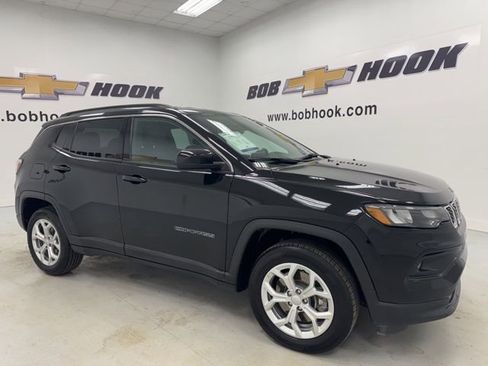 Used 2024 Jeep Compass Latitude AWD/4WD image 3