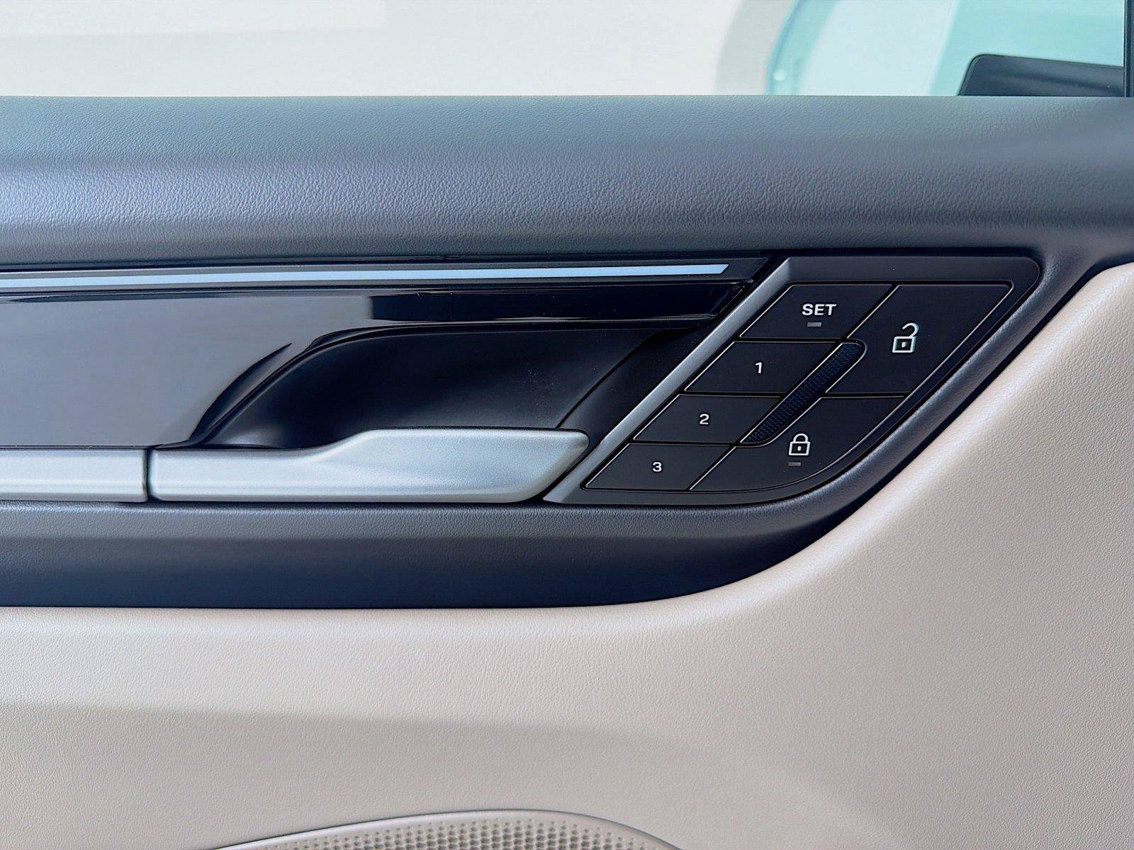 Used 2026 Porsche Macan Electric RWD image 7