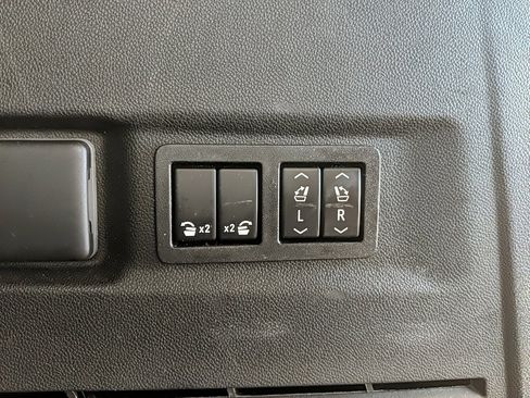 Used 2022 Chevrolet Suburban Z71 w/ Luxury Package image 9