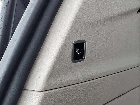 Used 2018 Chrysler Pacifica Touring-L FWD image 24