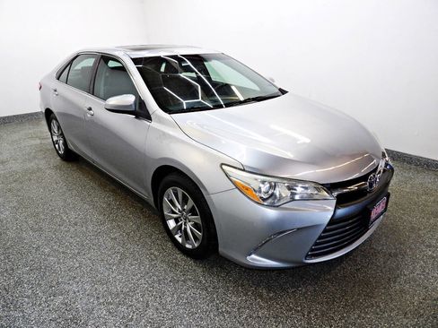 Used 2015 Toyota Camry XLE w/ Moonroof Package FWD image 3