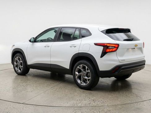 Used 2025 Chevrolet Trax LT w/ LT Convenience Package image 6