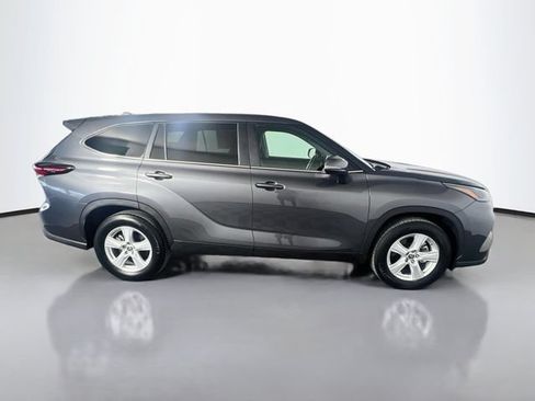 Used 2025 Toyota Highlander LE FWD image 9