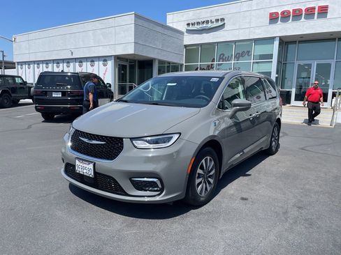 Used 2022 Chrysler Pacifica Touring-L w/ Uconnect Theater Family Group image 3