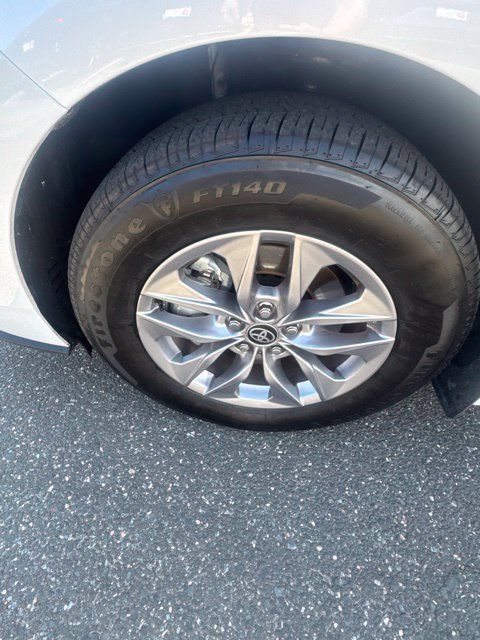 Used 2026 Toyota Sienna XLE AWD/4WD image 5