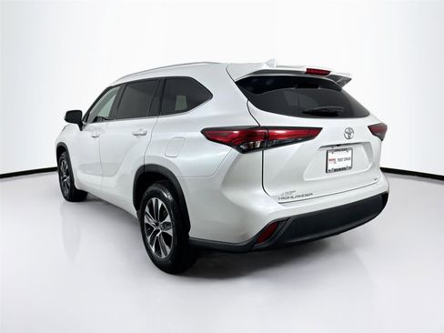 Certified 2022 Toyota Highlander XLE image 8