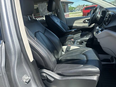 Used 2017 Chrysler Pacifica Touring-L w/ Tire & Wheel Group FWD image 33