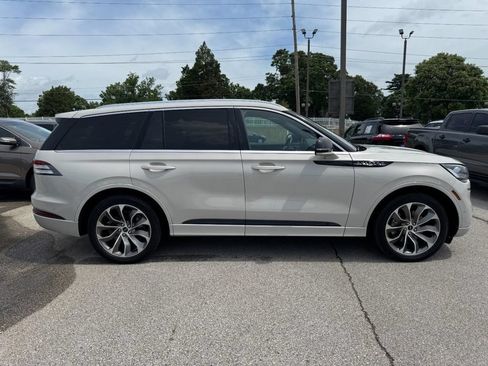 Used 2023 Lincoln Aviator Grand Touring w/ Equipment Group 301A AWD/4WD image 2