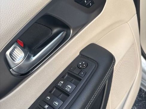 Used 2024 Chrysler Pacifica Touring-L image 16