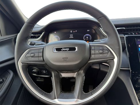 New 2025 Jeep Grand Cherokee Altitude image 12