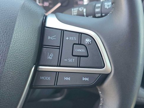 Used 2023 Toyota Highlander XLE FWD image 31