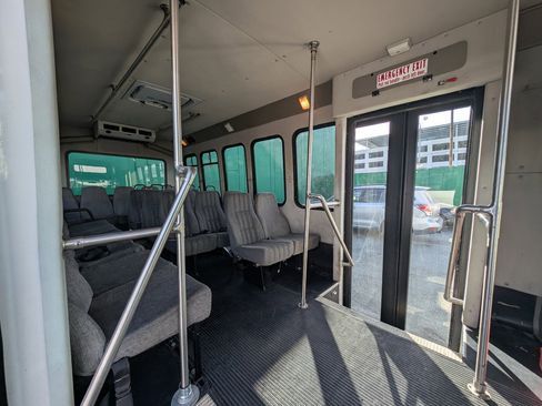 Used 2010 Ford E-450 and Econoline 450 Super Duty image 16