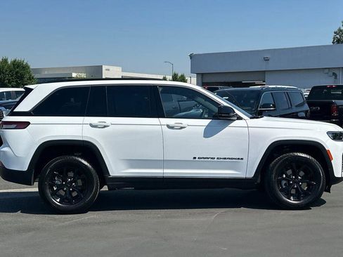 New 2026 Jeep Grand Cherokee Altitude AWD/4WD image 3
