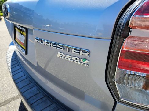 Used 2017 Subaru Forester 2.5i Touring AWD/4WD image 10